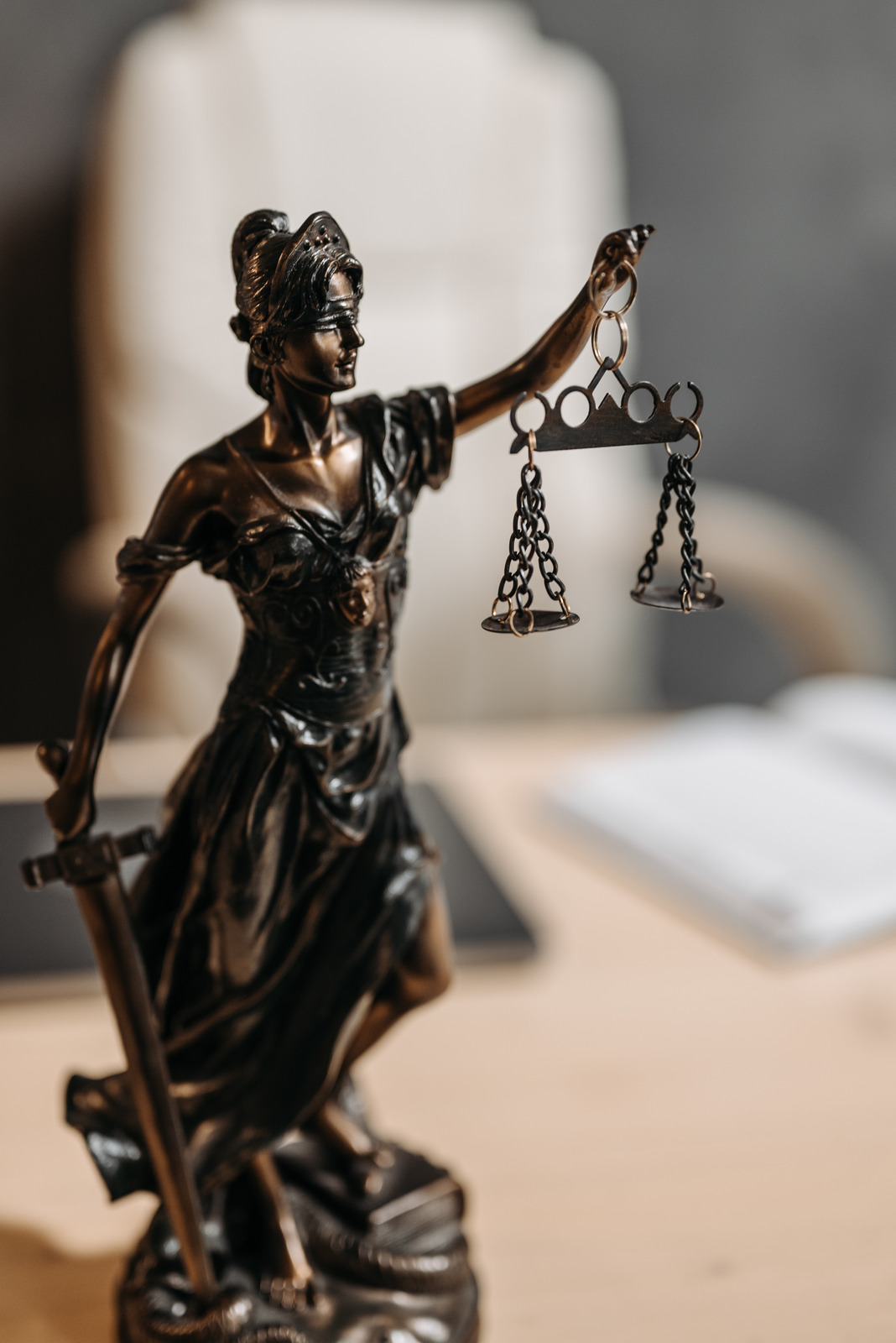 Estatua de la justicia con balanza